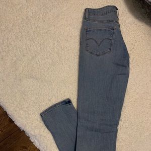 Light wash Levi jeans